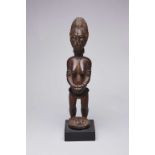 Baoulé (Côte d'Ivoire) - Statuette féminine debout aux mains reposant sur l'abdomen, jointes