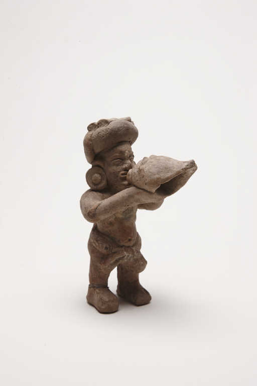 Culture Maya, ca 550-950 ap. J.C.  Guatemala.  Statuette représentant un homme debout soufflant dans