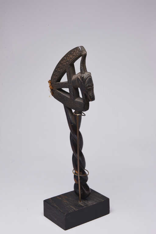 Baoulé (Côte d'Ivoire) - Ancien " marteau à musique "  au heurtoir traditionnellement sculpté d'