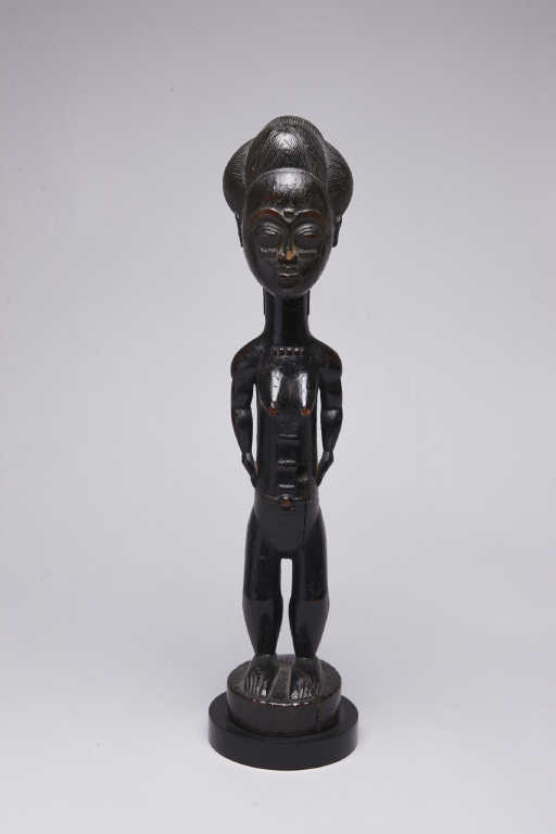 Baoulé (Côte d'Ivoire) - Ancienne statuette féminine debout les mains reposant sur les hanches, à