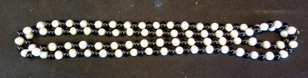 A Pearl and Black Stone Long Bead Neckla