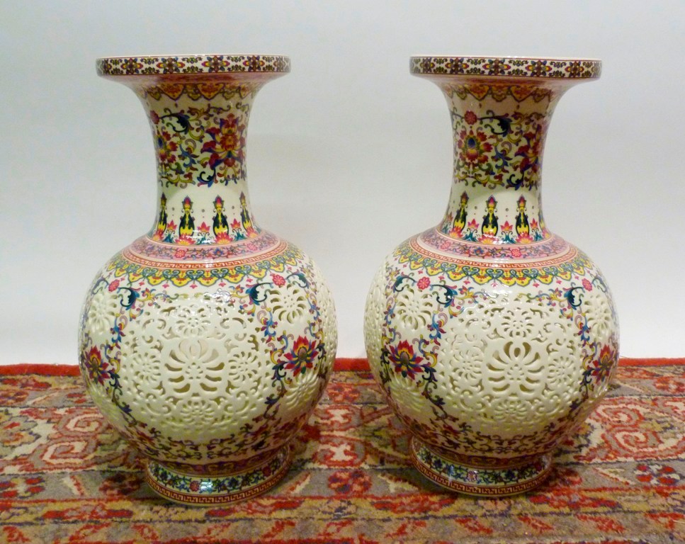 A Pair of Chinese Porcelain Vases, of bu - Image 3 of 3