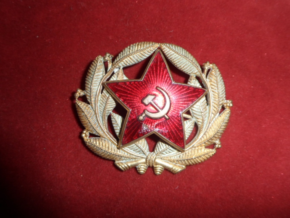 Badge Russia - Communist era officers cap badge. Gilt and red enamel, wire fittings. Red enamel