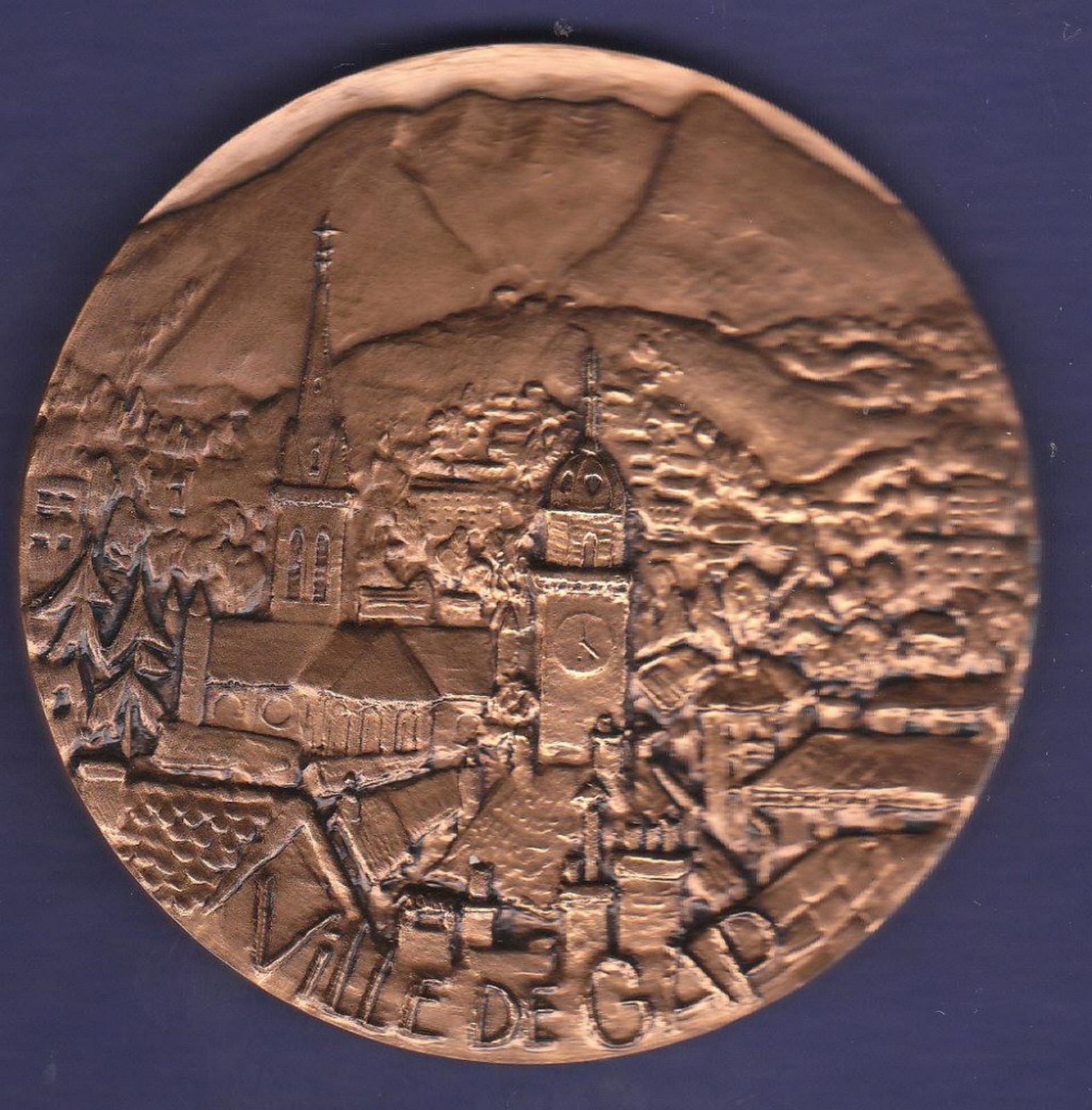 Ville De Gap Medallion, made by Querolle SC.1972. Large and made from bronze with a cityscape on the