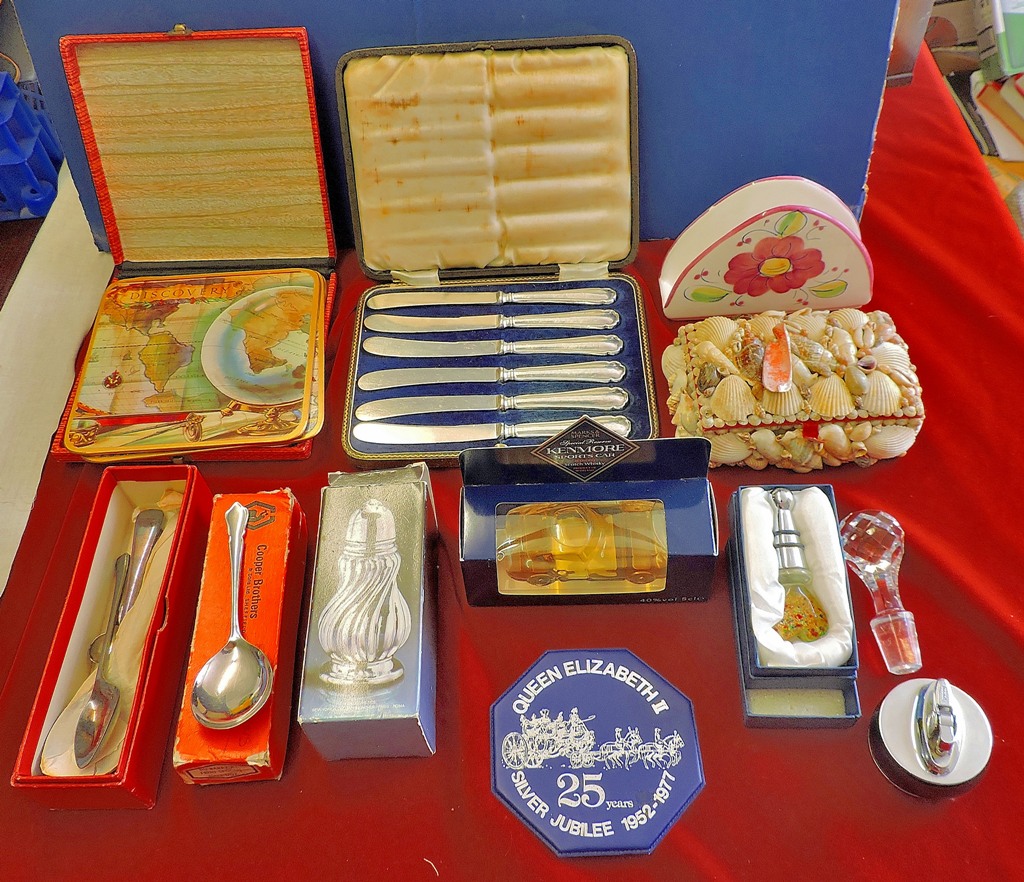 Mixed lot  Includes a set of butter knives, spoons, jewel box and other collectables