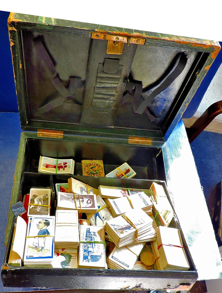 Cigarette Cards - Old-time  Accumulation in a leather-bound costing box (100's).