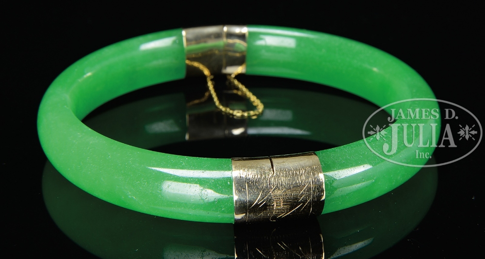 14KT YELLOW GOLD AND GREEN JADE BANGLE. Untested medium green colors with 14kt gold ends. SIZE: