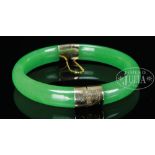 14KT YELLOW GOLD AND GREEN JADE BANGLE. Untested medium green colors with 14kt gold ends. SIZE: