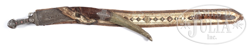 FINE 19TH CENTURY ARABIC JAMBIYA ON ORIGINAL BELT. Classic traditional Omani 20" curve bladed - Image 2 of 2