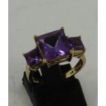 9ct yellow gold ring with 3 Amethyst col