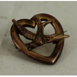 9ct Yellow gold heart shaped brooch with a sparrow. Total weight: 2.1g