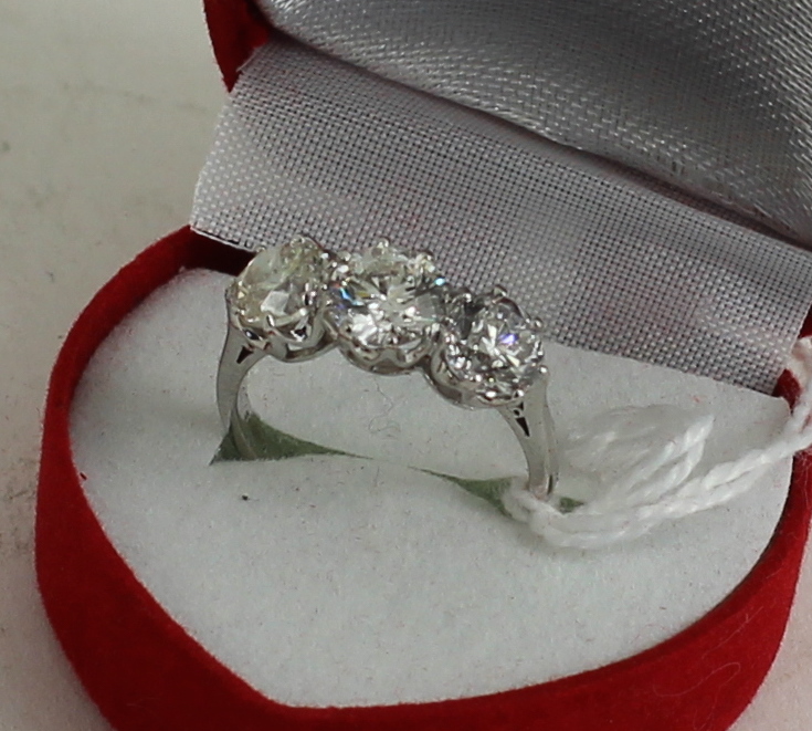 18ct white gold three stone diamond ring 3. - Image 2 of 2