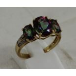 9ct yellow gold ring with 3 green/purple stones. Size: P. Total weight: 3.53g