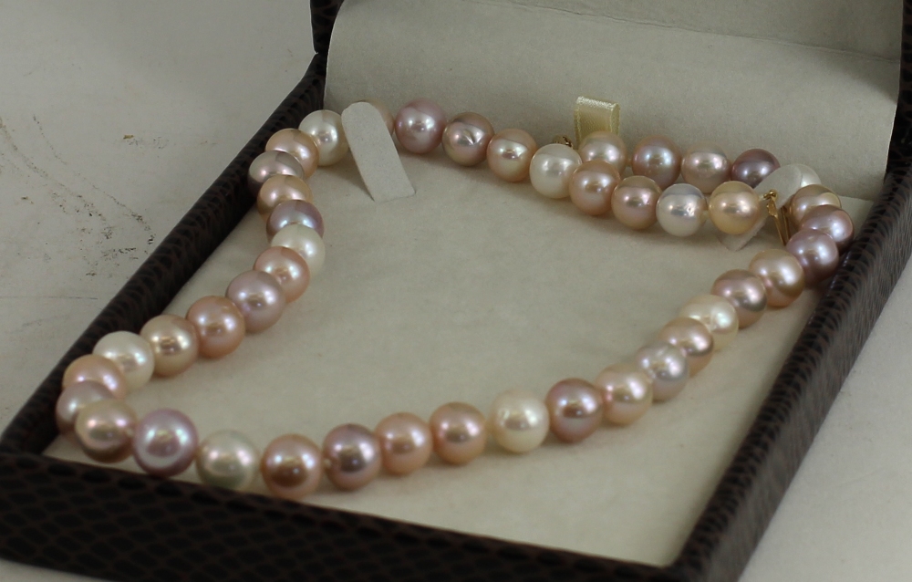 3 colour Pearl necklace with 14ct gold clasp - Image 2 of 2