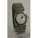 A GENTLEMAN`S STAINLESS STEEL OMEGA CONSTELLATION BRACELET WATCH, CIRCA 1990s, D: Silver dial with