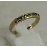 9ct yellow gold half eternity ring. Total weight: 1.5g. Size: K