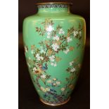 A GOOD QUALITY EARLY 20TH CENTURY JAPANESE ANDO SILVER WIRE CLOISONNE VASE, the sides decorated in