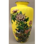 A LARGE GOOD QUALITY EARLY 20TH CENTURY JAPANESE YELLOW GROUND CLOISONNE VASE, well decorated with a