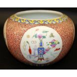 A GOOD QUALITY EARLY 20TH CENTURY CHINESE FAMILLE ROSE PORCELAIN JARDINIERE, the sides well