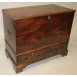 A GEORGE III MAHOGANY LINEN CHEST with lift up top, brass carrying handles to the sides, two small