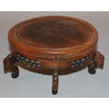AN ORIENTAL WOOD VASE STAND, on scroll-form feet, 8in diameter at rim & 4in high, to support a