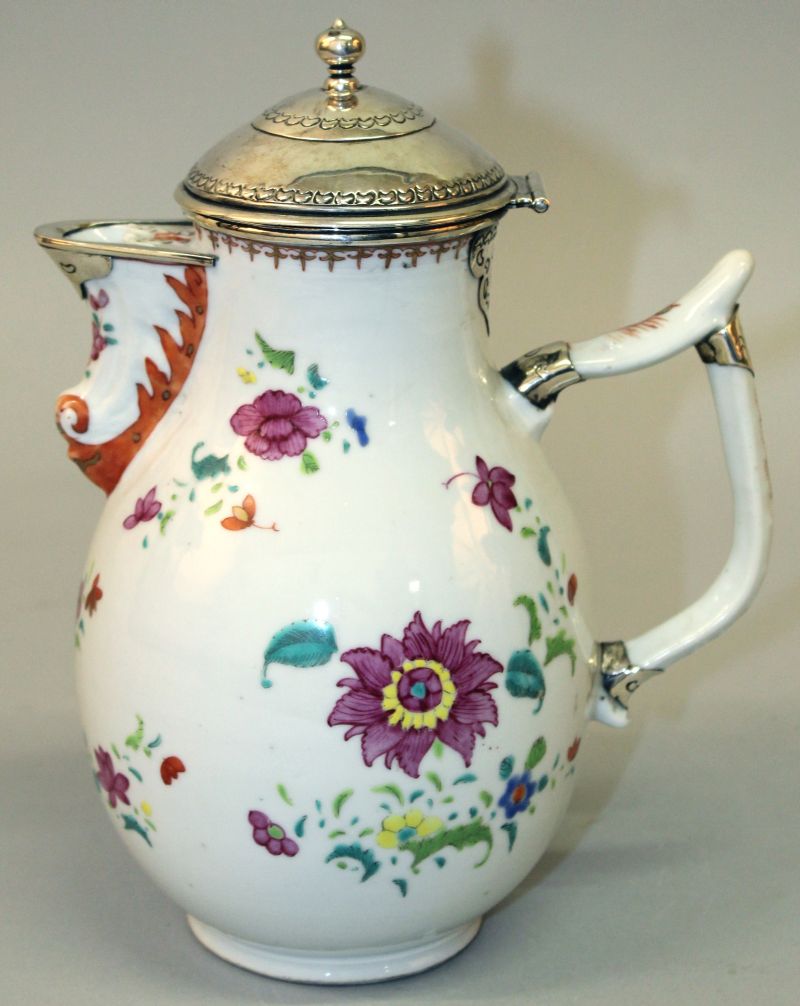 AN 18TH CENTURY CHINESE QIANLONG PERIOD SILVER-MOUNTED FAMILLE ROSE PORCELAIN JUG, with hinged - Image 2 of 5