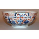 A CHINESE IMARI KANGXI PERIOD PORCELAIN BOWL, early 18th Century, the sides painted with scroll-form