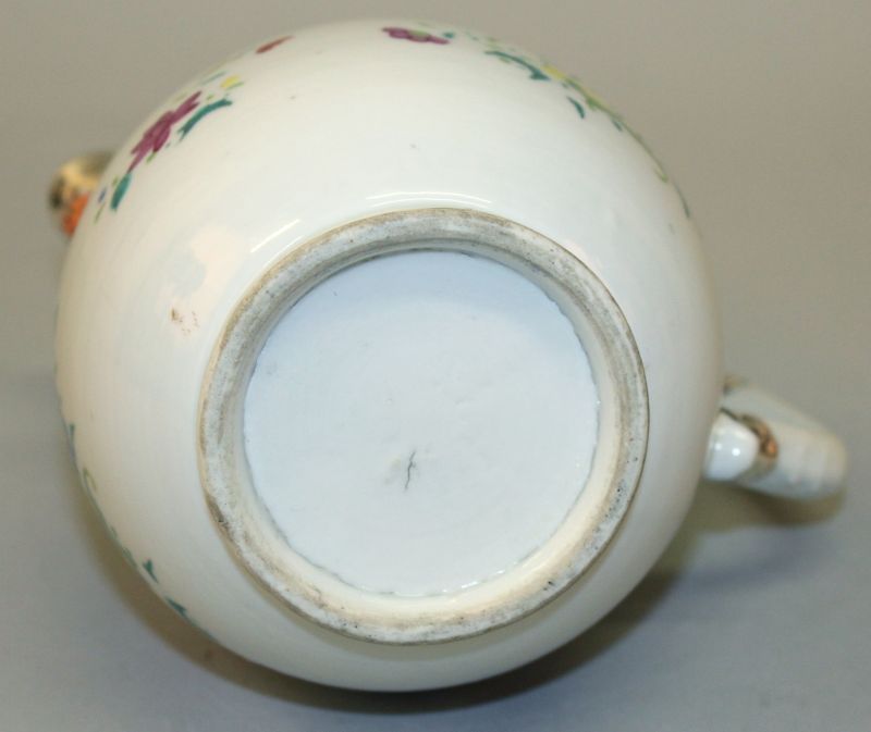 AN 18TH CENTURY CHINESE QIANLONG PERIOD SILVER-MOUNTED FAMILLE ROSE PORCELAIN JUG, with hinged - Image 4 of 5