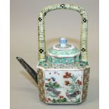 A FINE QUALITY CHINESE KANGXI PERIOD FAMILLE VERTE PORCELAIN KETTLE & COVER, with an overhead