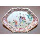 AN 18TH CENTURY CHINESE QIANLONG PERIOD FAMILLE ROSE MANDARIN PORCELAIN SPOON TRAY, with a moulded