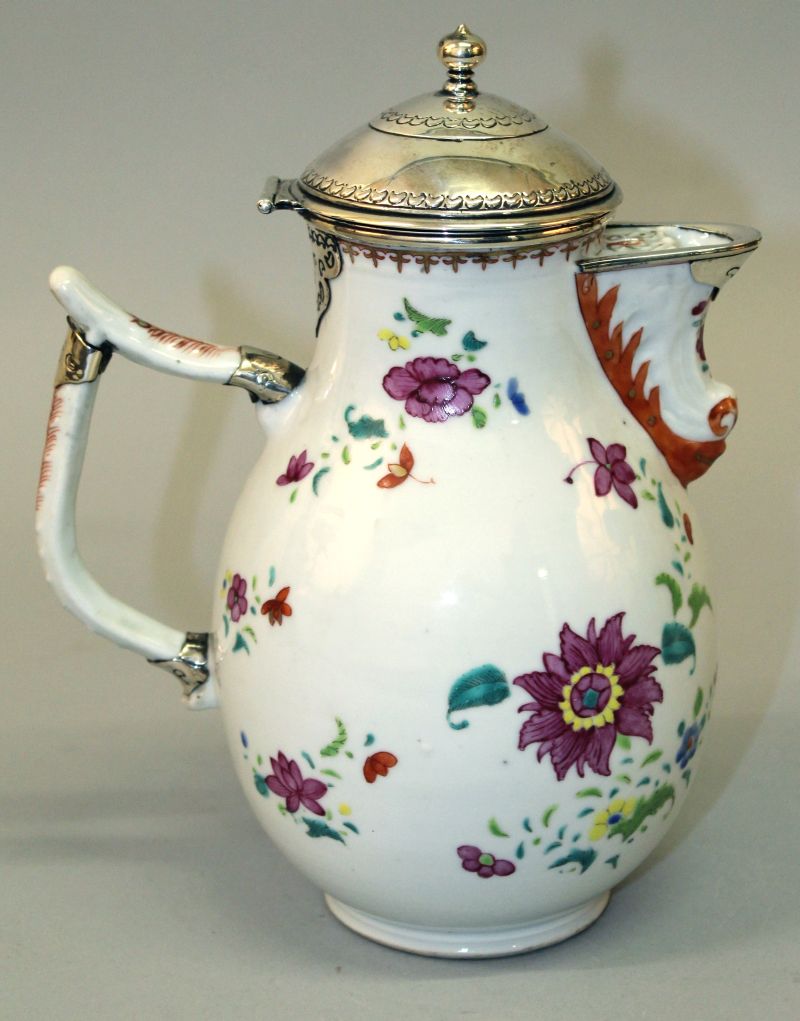 AN 18TH CENTURY CHINESE QIANLONG PERIOD SILVER-MOUNTED FAMILLE ROSE PORCELAIN JUG, with hinged