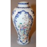 AN 18TH CENTURY CHINESE QIANLONG PERIOD FAMILLE ROSE MANDARIN PORCELAIN VASE, the sides of the