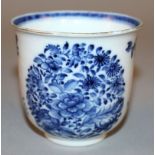 AN 18TH CENTURY CHINESE QIANLONG PERIOD BLUE & WHITE PORCELAIN BEAKER CUP, the sides painted with