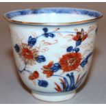 A CHINESE IMARI KANGXI PERIOD PORCELAIN BEAKER CUP, the sides painted with extended floral sprays,