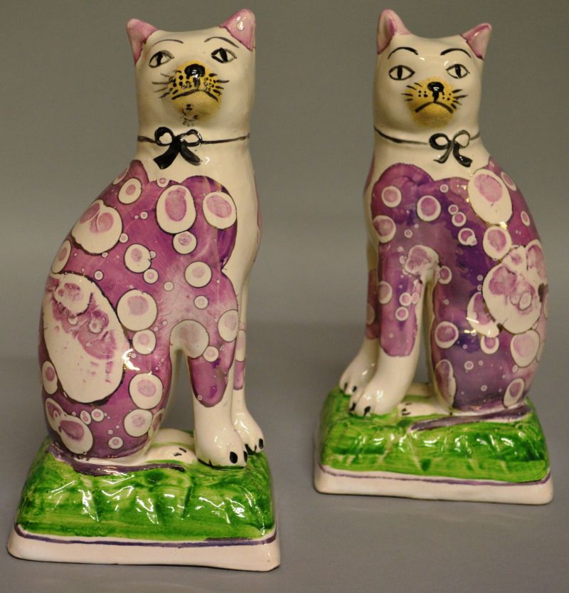 A PAIR OF PINK LUSTRE PEARLWARE SEATED CATS, CIRCA. 1810-1815, with ribbon collars, open legs and