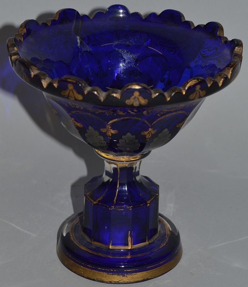 AN 18TH CENTURY FRENCH NEO CLASSIC BLUE CIRCULAR PEDESTAL BOWL with gilt decoration. 6ins high.