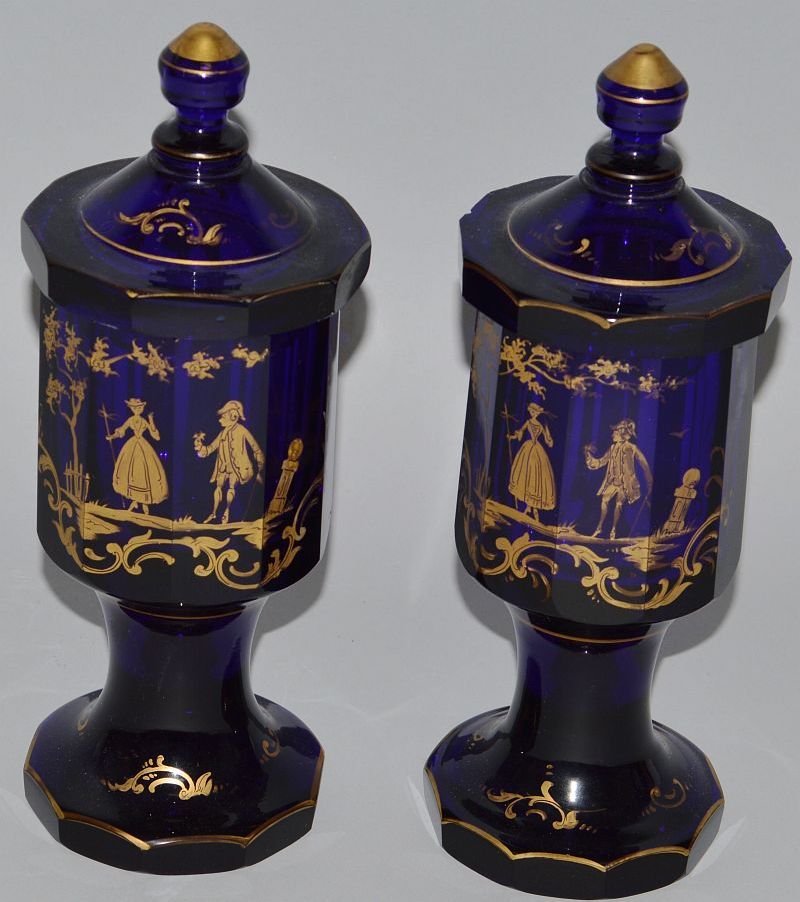 A SUPERB PAIR OF 18TH CENTURY OCTAGONAL BLUE GOBLETS AND COVERS decorated with Georgian figures in