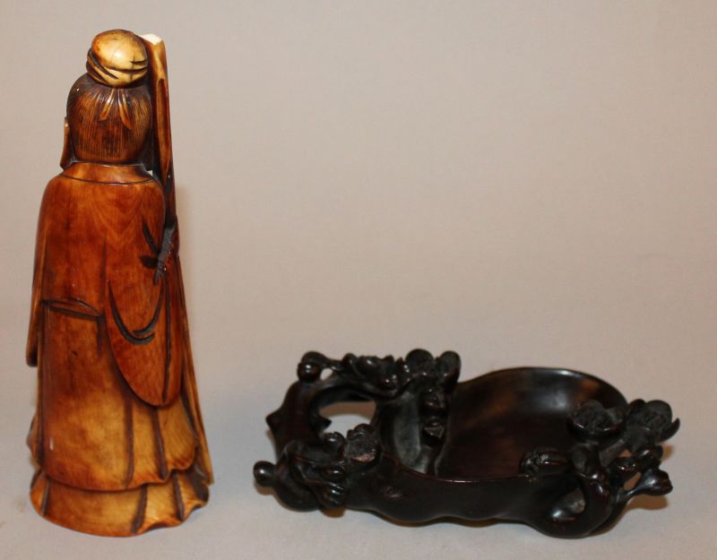 A CHINESE STAINED IVORY FIGURE OF A SAGE, 5.3in high; together with a wood brushwasher, 4.5in - Image 2 of 3