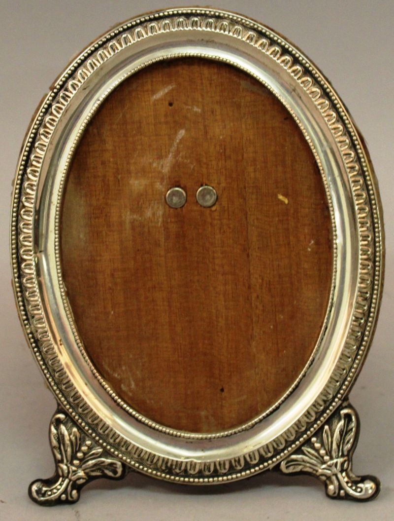 A FRENCH SILVER OVAL PHOTOGRAPH FRAME. 6.5ins high x 4.75ins wide.