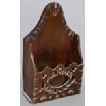 AN 18TH CENTURY FRUITWOOD SPOON CREEL with pierced fretwork front. 14ins high.