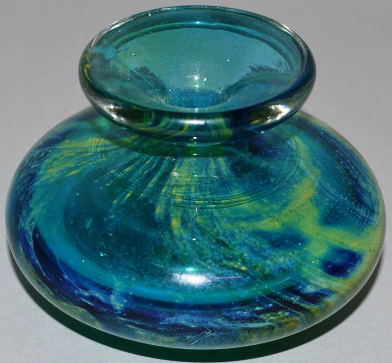 A MDINA SPECKLED GLASS BULBOUS VASE, a smaller vase and a small basket (3). - Image 3 of 4