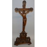 AN 18TH CENTURY ITALIAN CARVED WOOD CRUCIFIX. 25ins high.