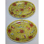 A PAIR OF CHINESE FAMILLE ROSE OVAL DISHES, 8.2in wide.