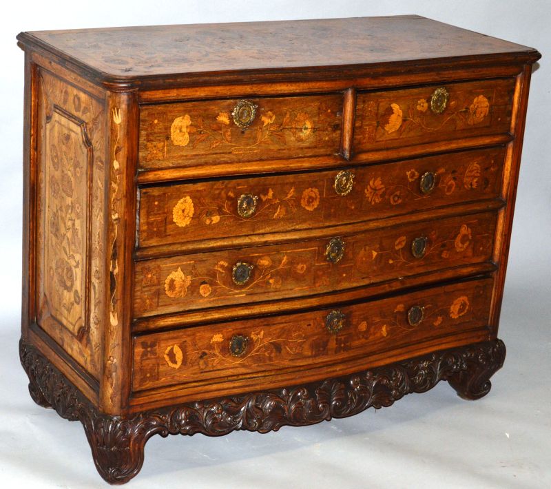 A GOOD 18TH CENTURY SERPENTINE FRONTED MARQUETRY COMMODE “POSSIBLY COLONIAL”, fitted with two