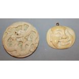 A SMALL FINE QUALITY JAPANESE MEIJI PERIOD CIRCULAR PLAQUE, circa 1900, carved in relief with a