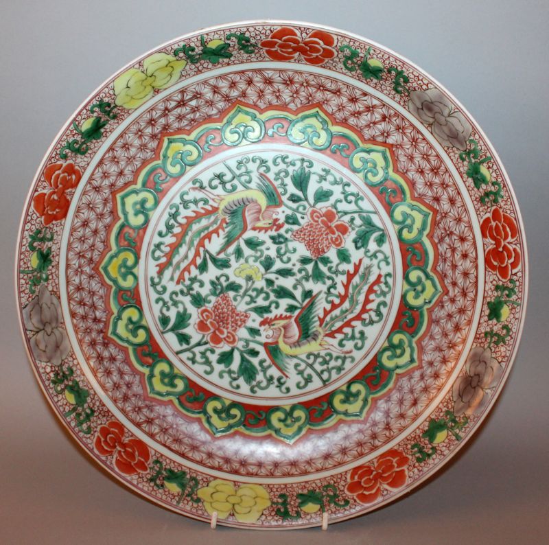 A LARGE CHINESE WUCAI PORCELAIN PHOENIX DISH, the interior decorated with a central panel of phoenix