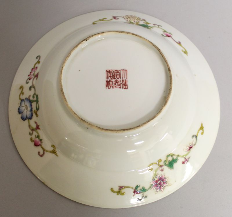 A GOOD QUALITY CHINESE FAMILLE ROSE PORCELAIN PLATE, the interior painted with a peach tree - Image 2 of 2