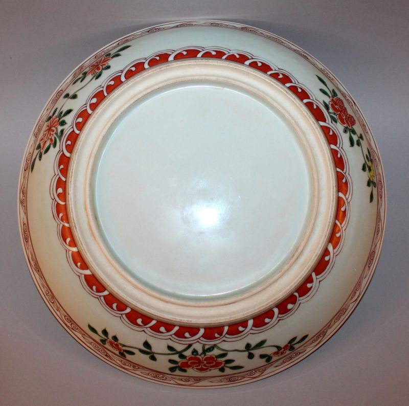 A LARGE CHINESE WUCAI PORCELAIN PHOENIX DISH, the interior decorated with a central panel of phoenix - Image 2 of 2