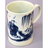 AN 18TH CENTURY WORCESTER MUG, painted in blue with two large oriental figures beside a table.