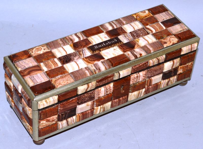 AN INLAID RECTANGULAR AGATE BOX AND COVER “KARLSBAND” on four bun feet 7.5ins wide.